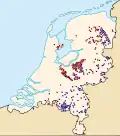Répartition des tumulus aux Pays-Bas. En rouge les tumuli « ordinaires », en bleu les tumuli avec des champs d'urnes.