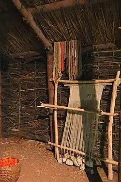 Néolithique: Métier à tisser vertical à pesons de pierre.