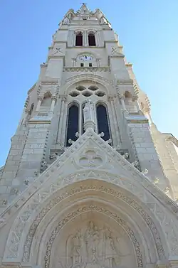 Clocher et tympan de l'église.