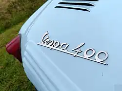 Photo d'un logo sur la carosserie d'une voiture bleu clair