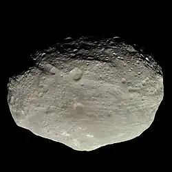 Forme grise de forme ovale très cratérisée, ceinturée de gorges peu profondes.