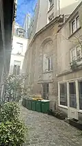 vestige de la chapelle de l'hospice des Enfants-Rouges, au no 90.