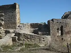Tour du moulin (vestiges), vue de la haute-cour.