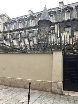 Vestiges de l'enceinte du prieuré de Saint-Martin-des-Champs.