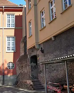 Ancien mur partagé avec la cour du lycée.