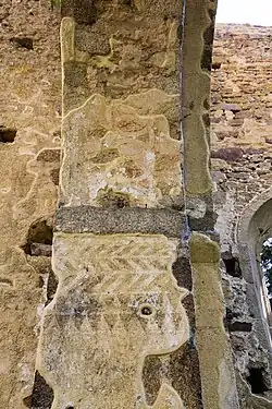 Vestiges de peinture sous l'arc diaphragme.