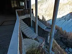 Vestiges des quais d'embarquement au Montenvers en 2024.