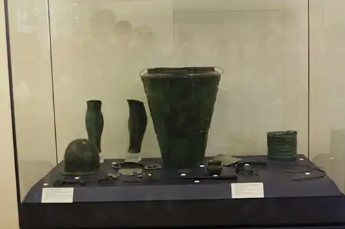 Vitrine d'éléments du viatiquede la tombe du guerrier(musée archéologique de Varèse).