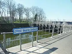 De Veurne-Ambachtvaart, met rechts de spuisluis