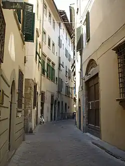 Vue de la via dei Bentaccordi&nbsp;(it), qui épouse la courbure de l'ancien amphithéâtre.