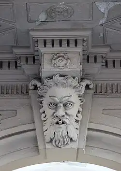 Mascherone su via Roma