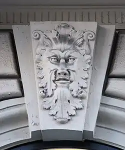 Mascherone sugli archi dei fondi commerciali