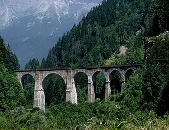 Le viaduc vu des gorges de l'Arve