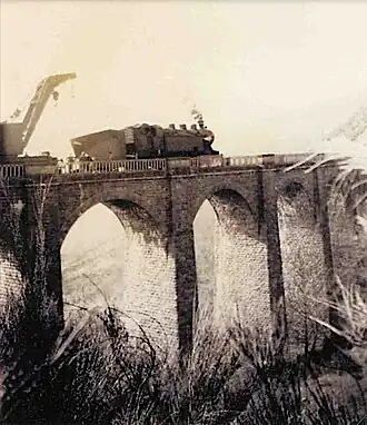 Vue du relevage du chasse-neige tombé du viaduc