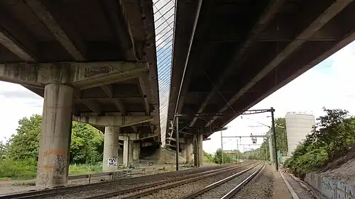 Vue des deux tabliers enjambant les voies de la ligne ferroviaire Paris – Mantes-la-Jolie – Le Havre. On aperçoit sur la droite une pile du futur 3e tablier en cours de construction (août 2017).