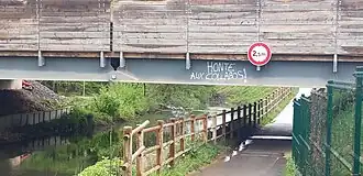 Tag « Honte aux collabos » sur un ouvrage de chantier.