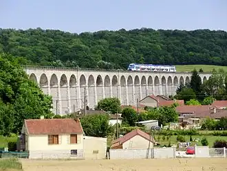 Une rame B 82500 traverse le viaduc en direction de Paris