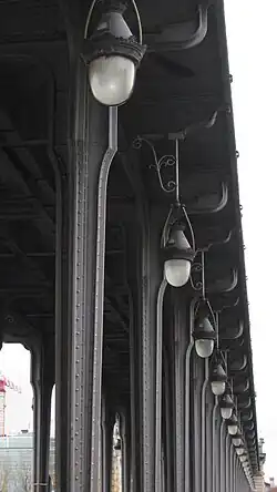 À gauche, vue générale en direction du 16e arrondissement ; au centre, sous le viaduc ; à droite, rangée de luminaires Art déco.