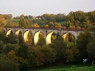 L'ancien viaduc ferroviaire de Saint-Gervais (ligne de Ruffec à Roumazières-Loubert) enjambant l'Argentor.