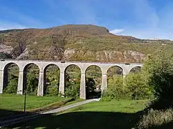 Le viaduc ferroviaire du Crozet et la montagne d'Uriol.