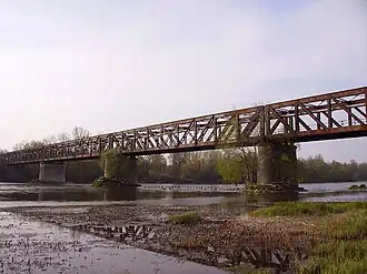Le viaduc de Port-Aubry vu de la rive droite, côté Nièvre.