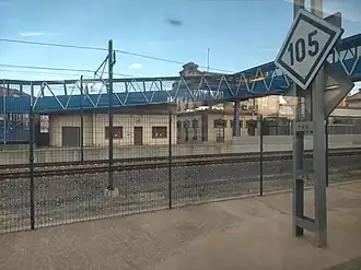 Quais, rails, passerelle et bâtiments (août 2012)
