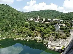 Le village de Pinet et son église.