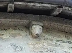 Modillon représentant une tête d’animal.