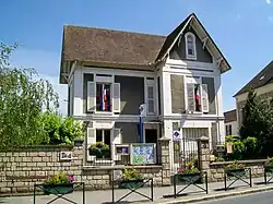 L'Office du Tourisme, rue de Paris, au nord du bourg.
