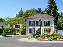 Le carrefour Charles-de-Gaulle au nord de la ville, où aboutissent six rues. Les lignes de bus s'arrêtent également ici.