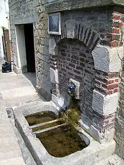 La fontaine de 1868 au milieu de la rue de la Gare.
