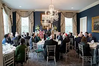 Un déjeuner officiel dans un salon de la résidence, en 2020. Mike Pence accueille alors le Premier ministre d'Irlande Leo Varadkar.