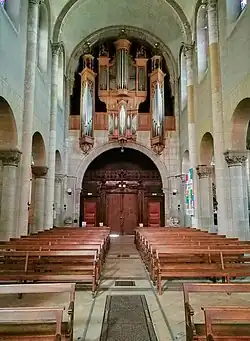 Intérieur avec vue sur l'orgue.