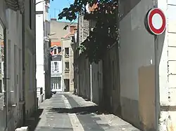 Rue interdite à la circulation de tout véhicule.