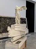 La Victoire de Samothrace sur sa base.