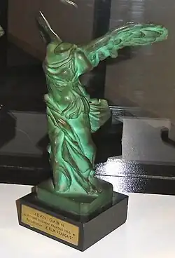 Trophée en forme de statuette copie de la Victoire de Samothrace.