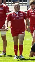 Un joueur de rugby de face, marchant.