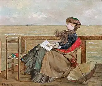 Dame sur un ponton avec vue sur mer.