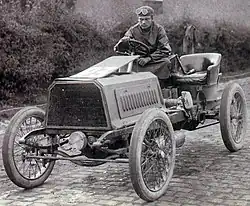 Photo d'une voiture avec son pilote au volant.
