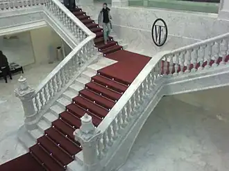 Escaliers d'accès du théâtre après les travaux.