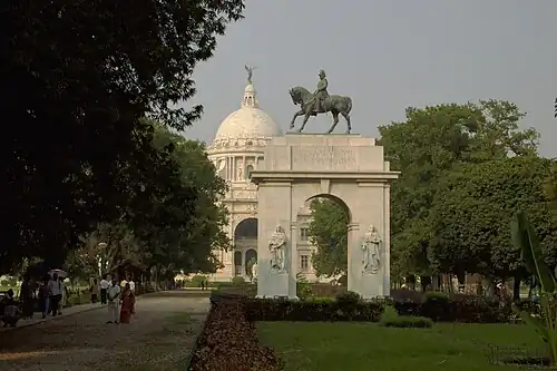 L'arc du mémorial du roi Édouard VII, dans le parc du Victoria Memorial.