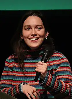 Victoria Pedretti interprète Love.