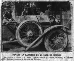 quatre hommes derrière une voiture. Bonny, sur le côté, est en costume et casquette, la cigarette aux lèvres
