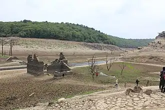 Juin 2015, l'assec révèle une ancienne maison éclusière, une écluse et des arbres fossilisés.