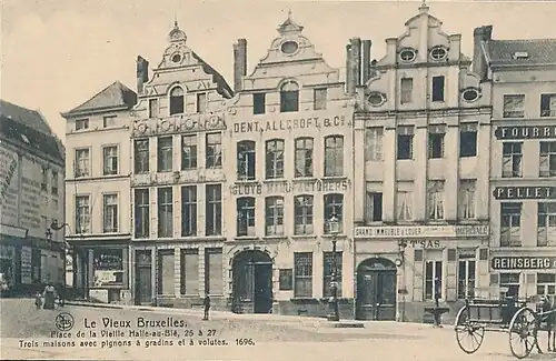 Le côté ouest de la place vers 1900.