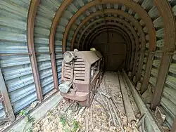 Vieille locomotive et entrée d'une ancienne galerie.
