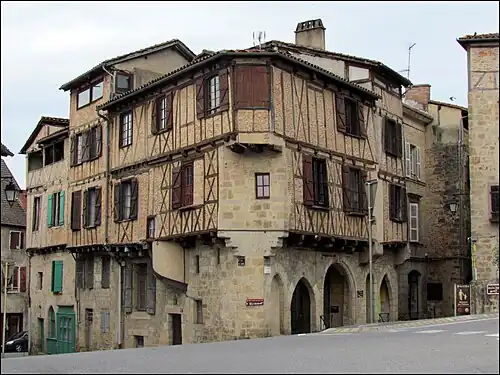 Vieilles maisons, au niveau de la rue du Canal.