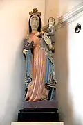 Statue de Vierge à l'Enfant dans l'église.