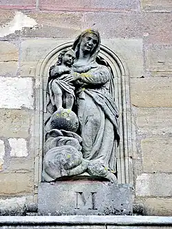 Vierge à l'enfant (dessus portail de l'église).