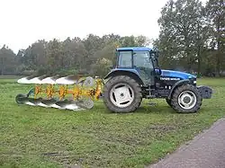 Charrue réversible à quatre corps type brabant à coutres circulaires portée sur relevage trois points (2005).